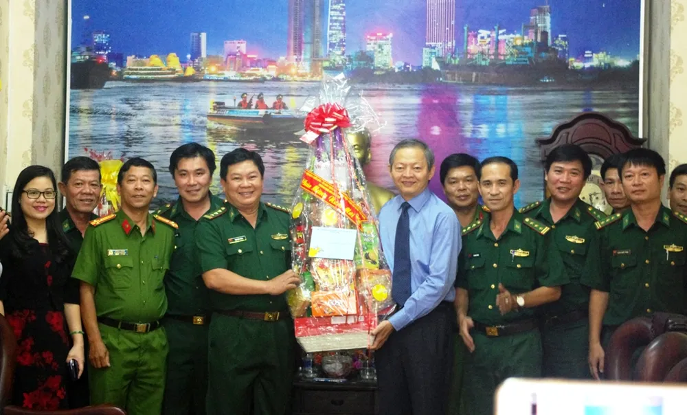 Lãnh đạo TPHCM thăm, chúc tết các đơn vị lực lượng vũ trang, đơn vị thi công đường hoa Nguyễn Huệ ảnh 1