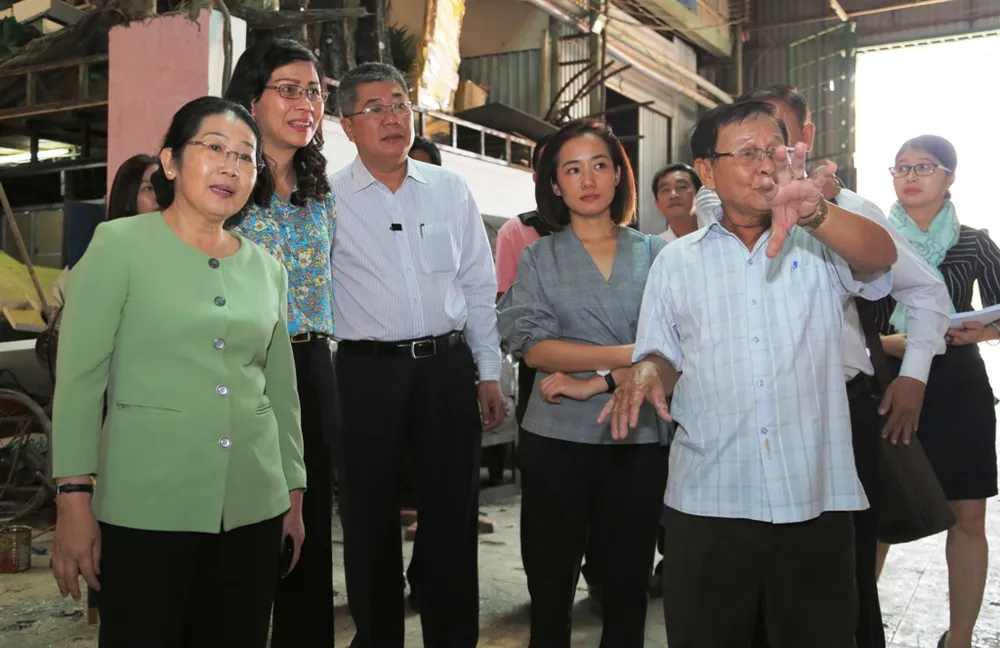 Lãnh đạo TPHCM thăm, chúc tết các đơn vị lực lượng vũ trang, đơn vị thi công đường hoa Nguyễn Huệ ảnh 2