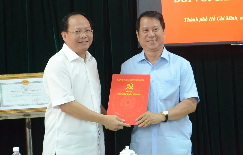 Thành ủy TPHCM trao quyết định nghỉ hưu cho đồng chí Nguyễn Hữu Nhân ảnh 1