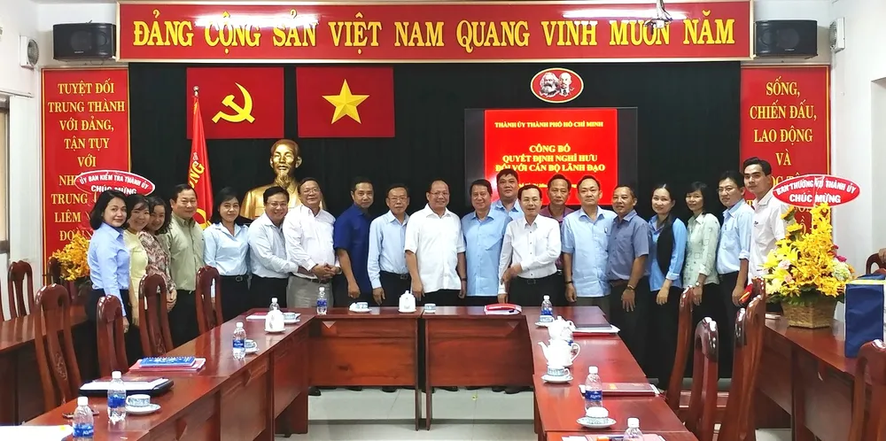 Thành ủy TPHCM trao quyết định nghỉ hưu cho đồng chí Nguyễn Hữu Nhân ảnh 2