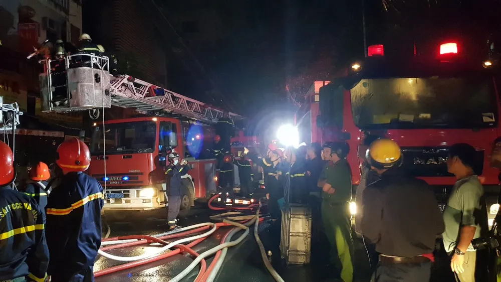 Nhà 5 tầng ở phố lồng đèn quận 5 bị cháy rụi trong đêm  ảnh 1