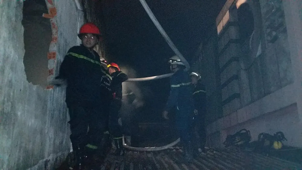 Nhà 5 tầng ở phố lồng đèn quận 5 bị cháy rụi trong đêm  ảnh 3