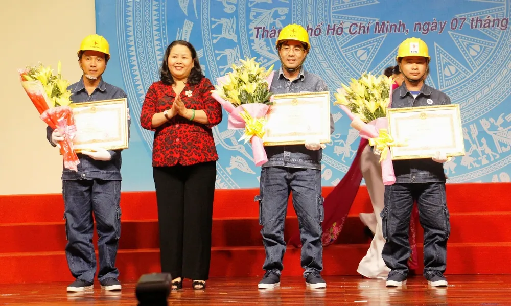 4 kỹ sư, công nhân Điện lực TPHCM nhận bằng khen của Thủ tướng Chính phủ ảnh 1