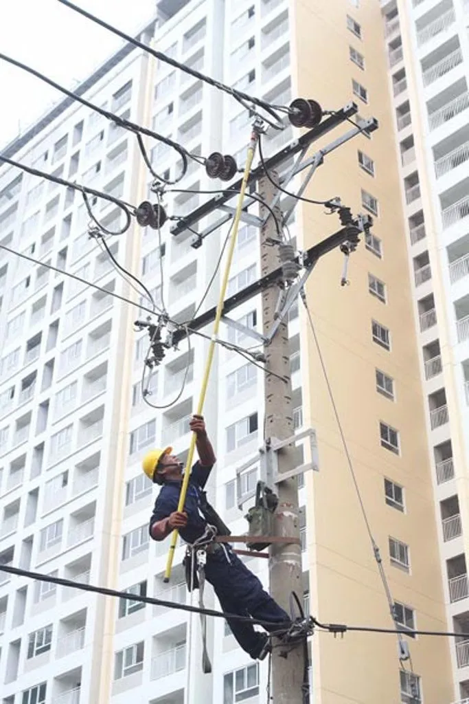 Công nhân ngành điện TPHCM thi tài an toàn lao động ảnh 1