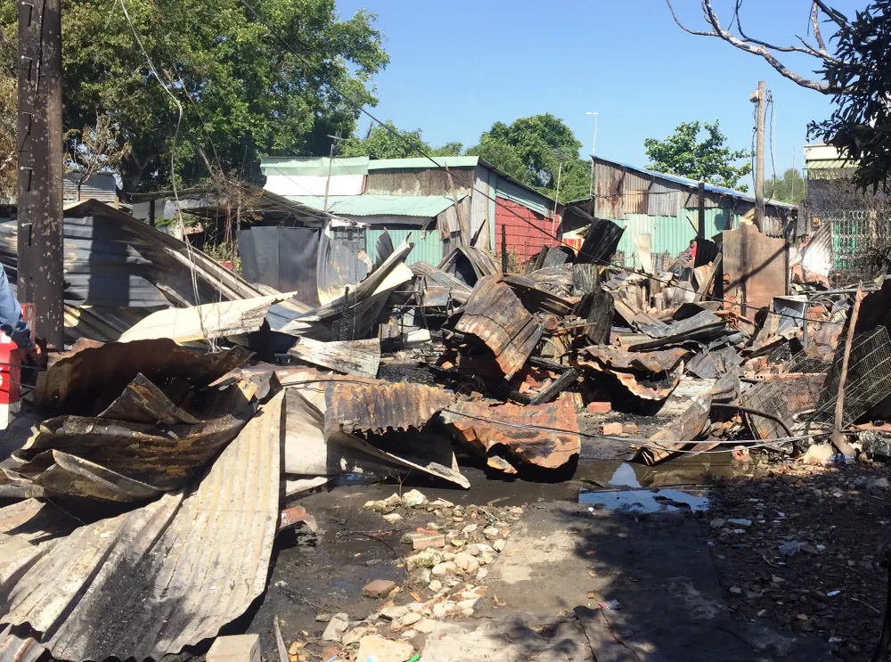 Lửa thiêu rụi 7 phòng trọ và 1 nhà liền kề  ảnh 1