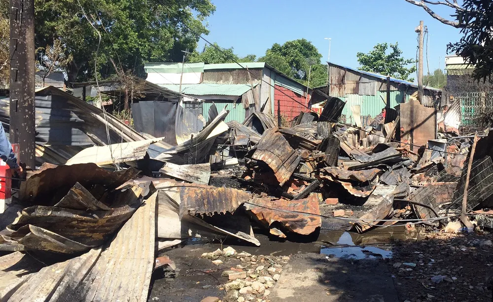 Lửa thiêu rụi 7 phòng trọ và 1 nhà liền kề 