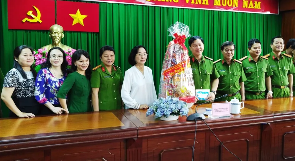 Lãnh đạo TPHCM thăm, tặng quà tết Cảnh sát PCCC, Cảnh sát Hình sự TPHCM ảnh 1