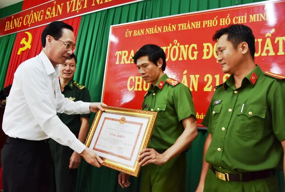 Lãnh đạo TPHCM khen thưởng các đơn vị tham gia chuyên án ma túy 218LP   ảnh 1