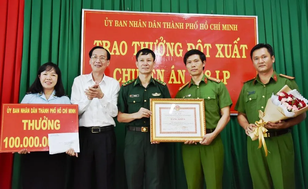 Lãnh đạo TPHCM khen thưởng các đơn vị tham gia chuyên án ma túy 218LP   ảnh 2