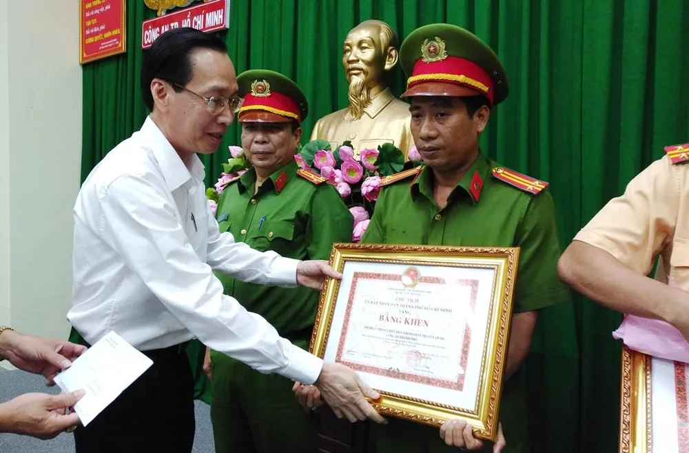 Khen thưởng các đơn vị bắt giữ đường dây vận chuyển 300kg ma túy tại ngã tư An Sương ảnh 1