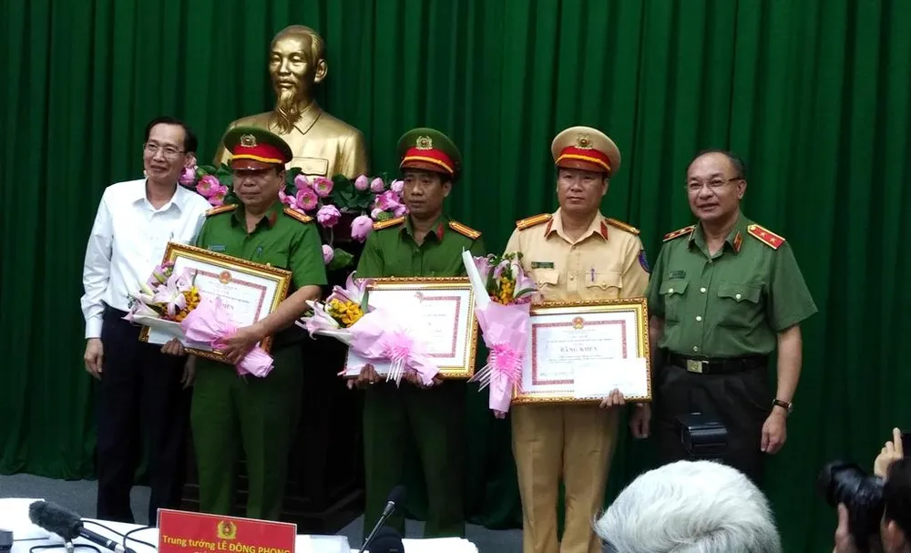 Khen thưởng các đơn vị bắt giữ đường dây vận chuyển 300kg ma túy tại ngã tư An Sương ảnh 2