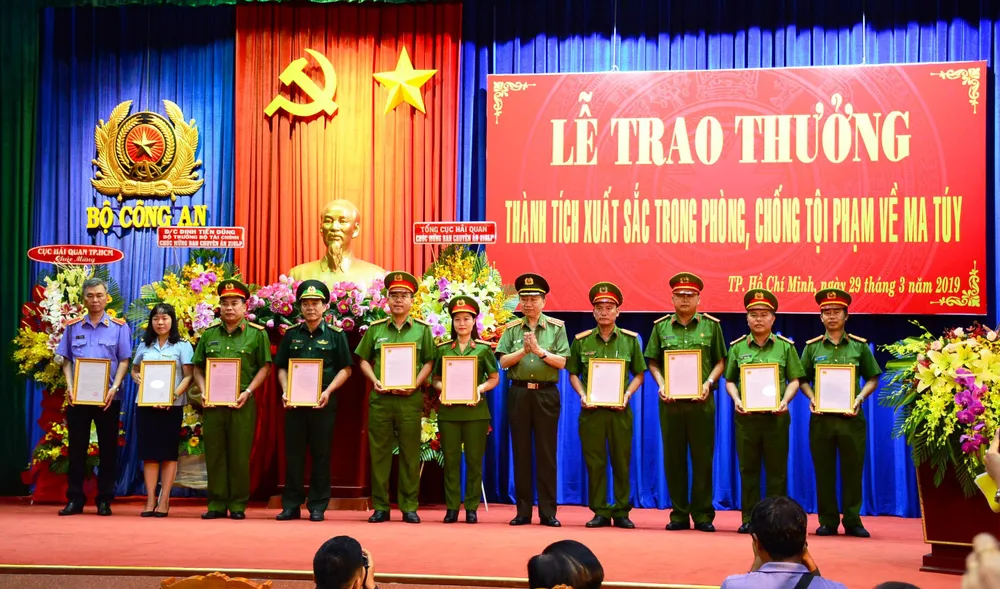 Khen thưởng các đơn vị phá các đường dây mua bán ma túy “khủng” ảnh 1