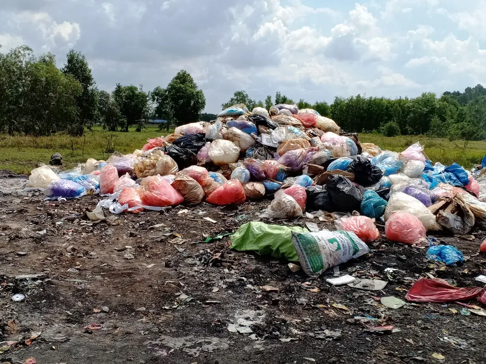 Lấy mẫu  kiểm tra chất thải nguy hại do xe tải đổ lén ở Bình Chánh ảnh 2