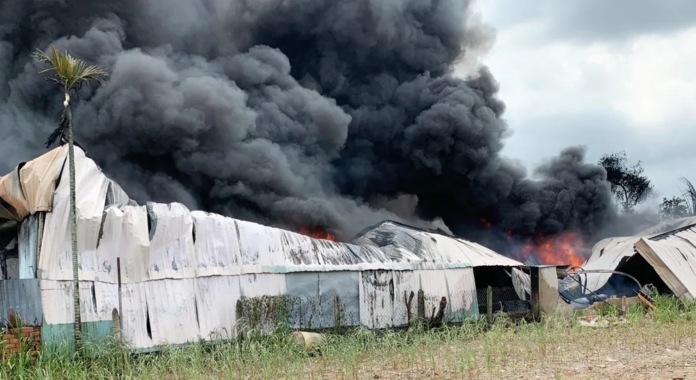 Hàng trăm mét vuông nhà xưởng bị thiêu rụi ảnh 1