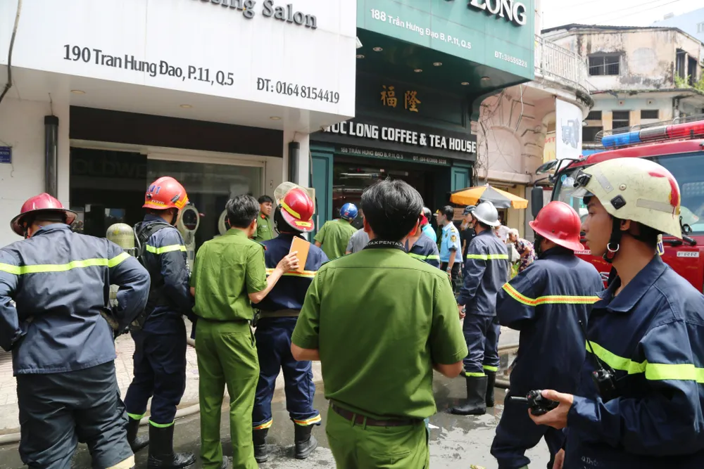 Giải cứu 2 người trong căn nhà 5 tầng bốc cháy dữ dội ảnh 3