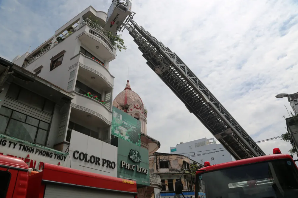 Giải cứu 2 người trong căn nhà 5 tầng bốc cháy dữ dội ảnh 2