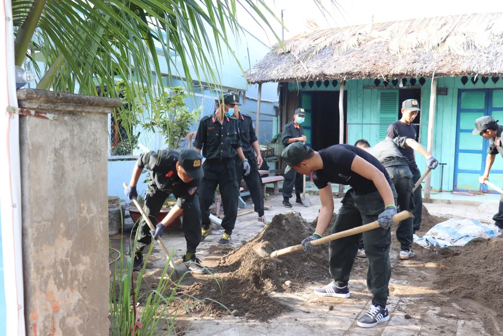 Cảnh sát cơ động giúp người dân ngoại thành TPHCM bê tông hóa hẻm ảnh 1