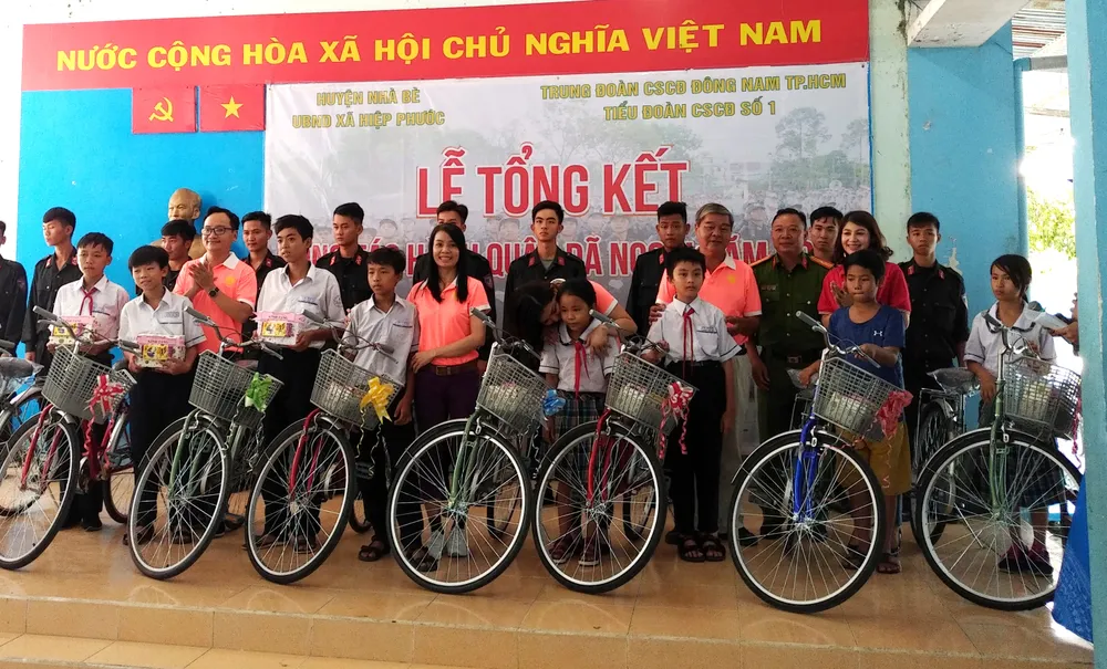 Cảnh sát cơ động giúp người dân ngoại thành TPHCM bê tông hóa hẻm ảnh 4