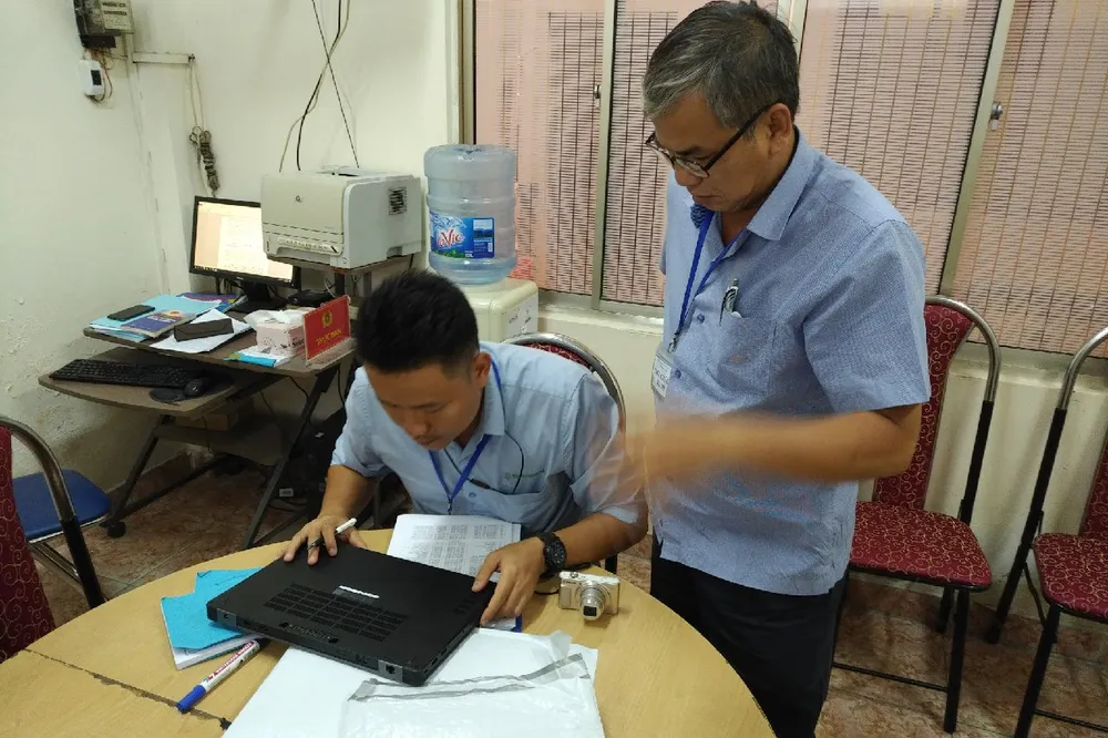 Bắt đường dây nhập lậu hơn 200 máy tính xách tay, điện thoại từ Mỹ về Việt Nam ảnh 1