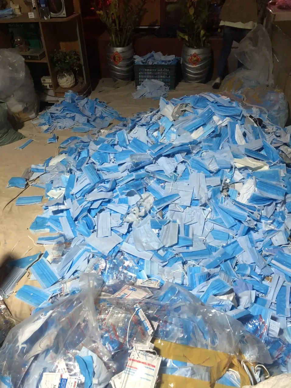 Phát hiện gần 800kg khẩu trang đã qua sử dụng chuẩn bị bán ra thị trường ảnh 1