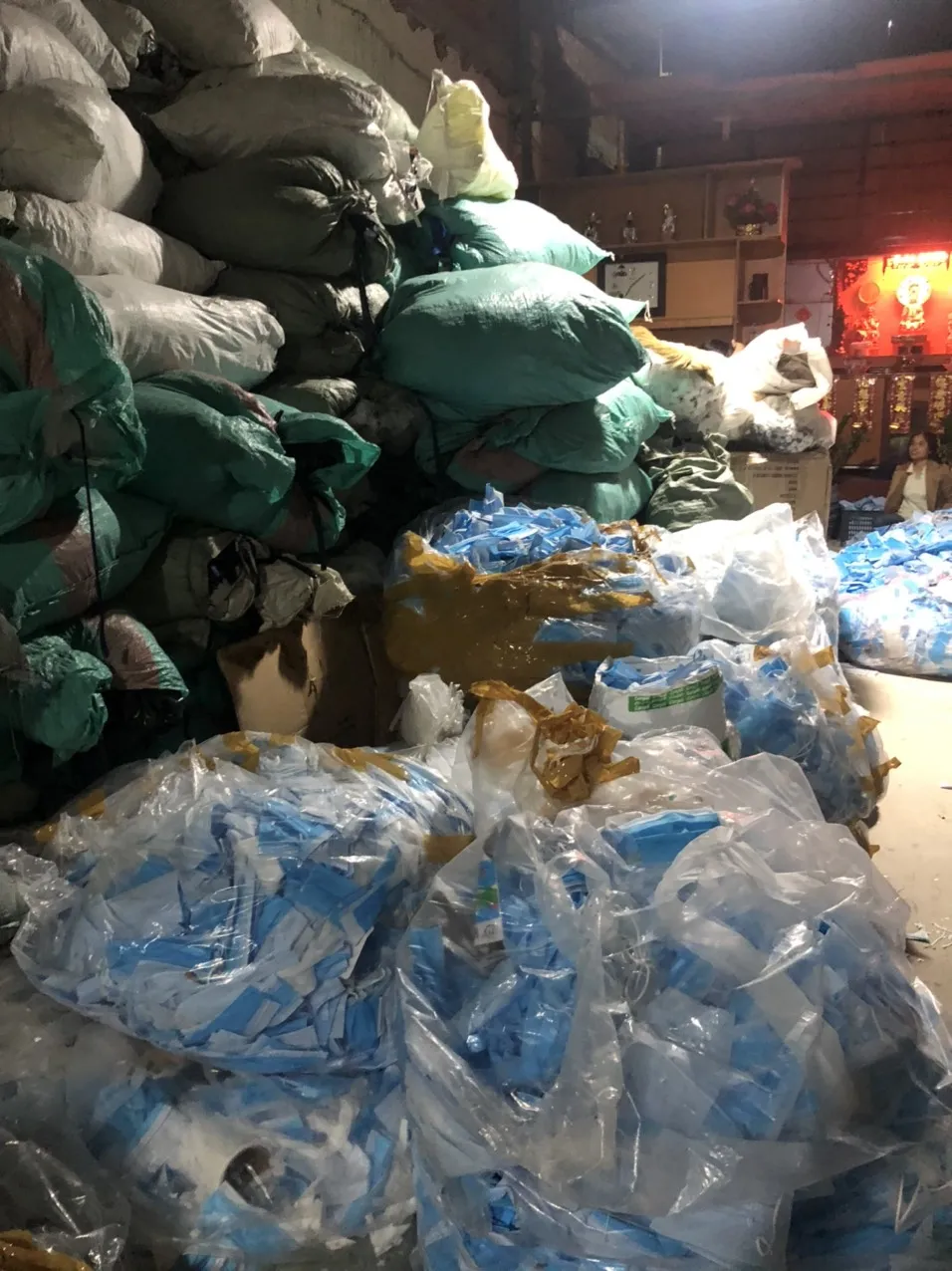 Phát hiện gần 800kg khẩu trang đã qua sử dụng chuẩn bị bán ra thị trường ảnh 2