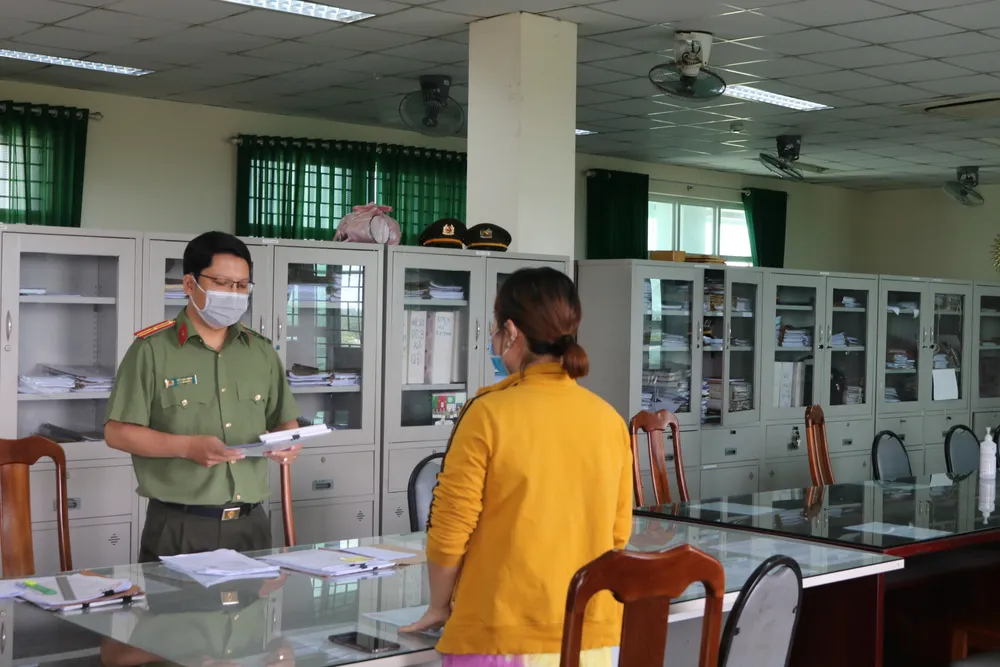 Công an huyện Bình Chánh tống đạt quyết định xử phạt hành chính đến bà L.P.L.T