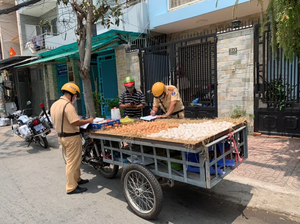 Tập trung xử lý xe tự chế quanh chợ đầu mối Bình Điền và các cửa hàng vật liệu xây dựng ảnh 1