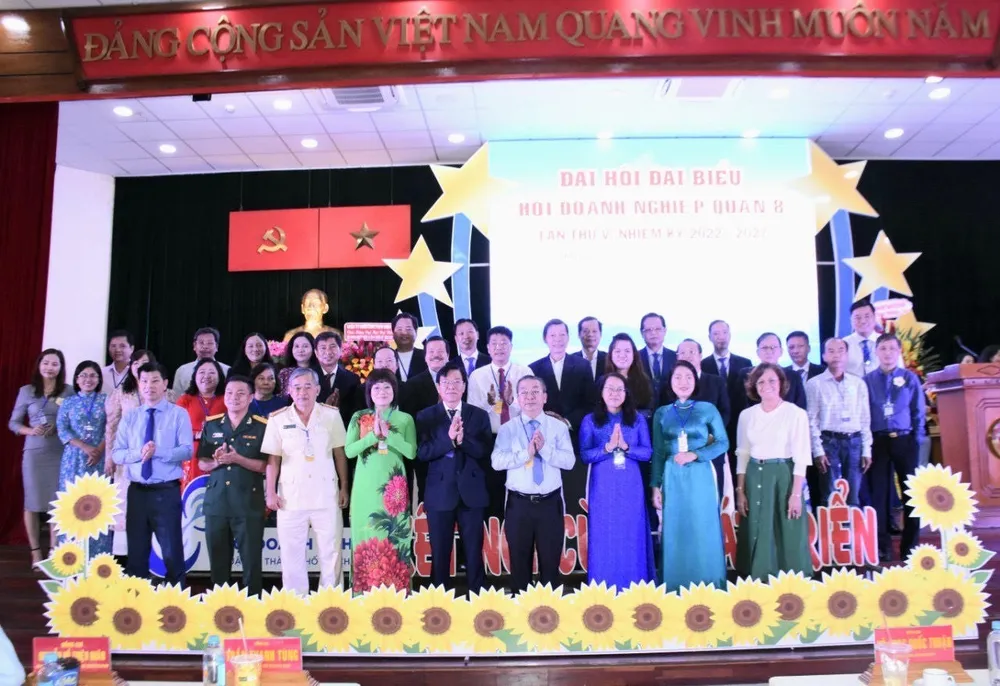  Lãnh đạo quận 8 (TPHCM) chúc mừng Hội Doanh nghiệp quận 8 nhiệm kỳ qua đạt được nhiều kết quả tốt