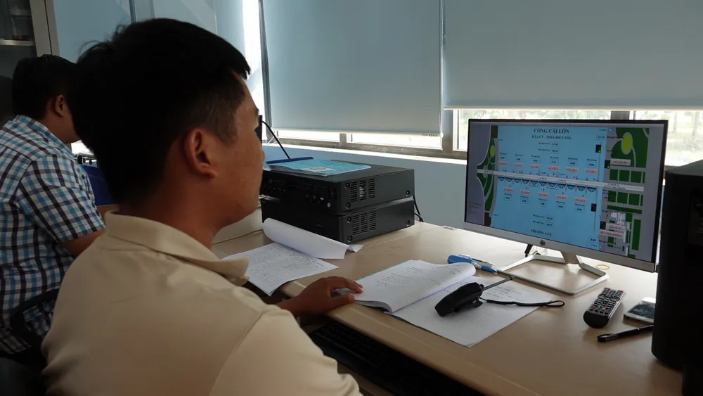 Cong Cai Lon dong cua de ngan man. Anh THANH NHON (6).jpg