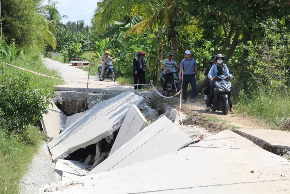 Tình trạng sạt lở, sụt lún các tuyến giao thông nông thôn diễn ra trên địa bàn huyện U Minh Thượng.JPG