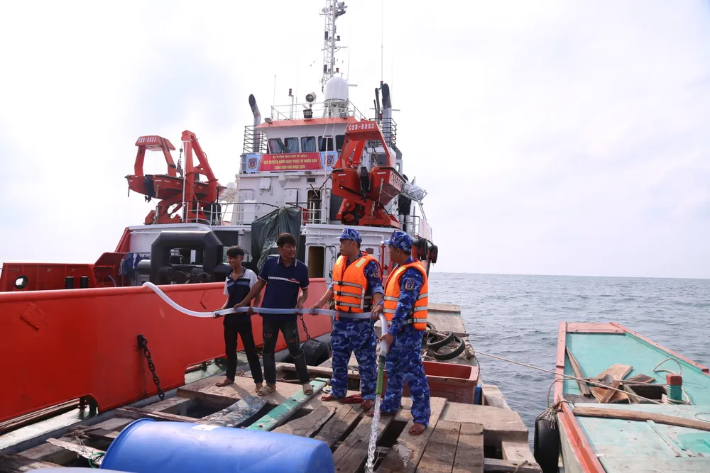 Cán bộ, chiến sĩ BTL Vùng Cảnh sát biển 4 cấp nước ngọt sang tàu cho bà con Nhân dân.JPG