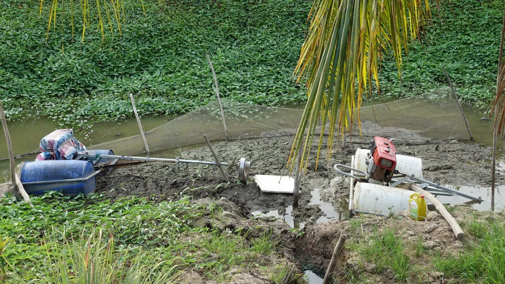 Máy đặt dọc tuyến kênh để lấy nước cấp vào ao nuôi tôm càng xanh tại vùng đệm U Minh Thượng.jpg