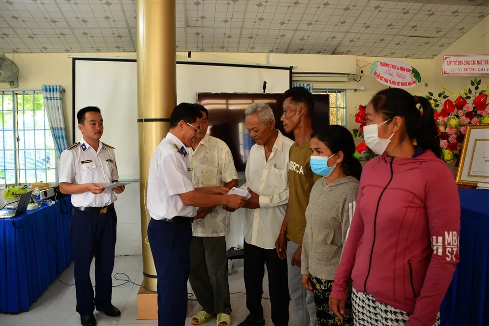 Đoàn công tác tặng quà cho các gia đình chính sách, ngư dân có hoàn cảnh khó khăn tại xã Nam Thái, huyện An Biên.jpg