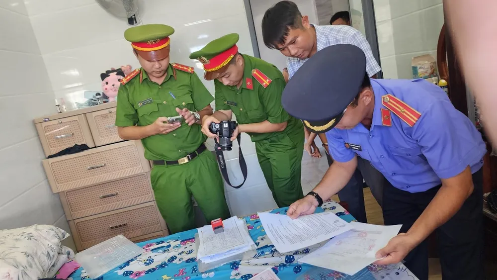 Khám xét nơi ở của đối tượng cơ thu giữ nhiều tài liệu đồ vật liên quan đến vụ án.jpg