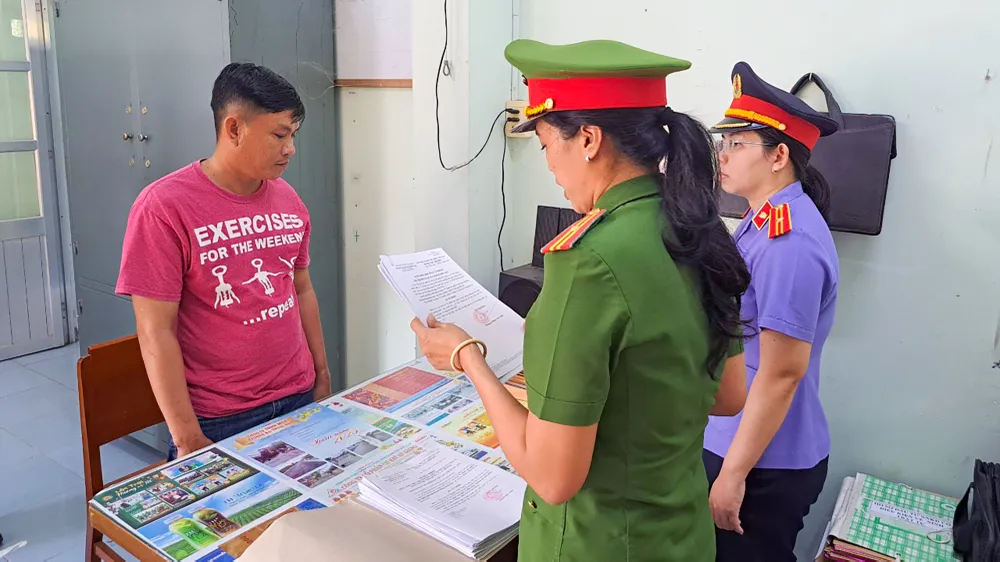 Cơ quan điều tra đọc quyết định khởi tố bị can đối với ông Phan Thành Được (trái), chiều 224. Ảnh Công an An Giang.jpg