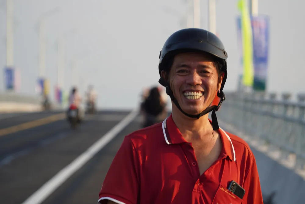 Niềm vui của người dân khi có cầu Châu Đốc, từ nay hết lụy phà.jpg