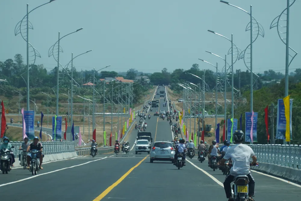 Xe di chuyen qua lai cau Chau Doc.jpg