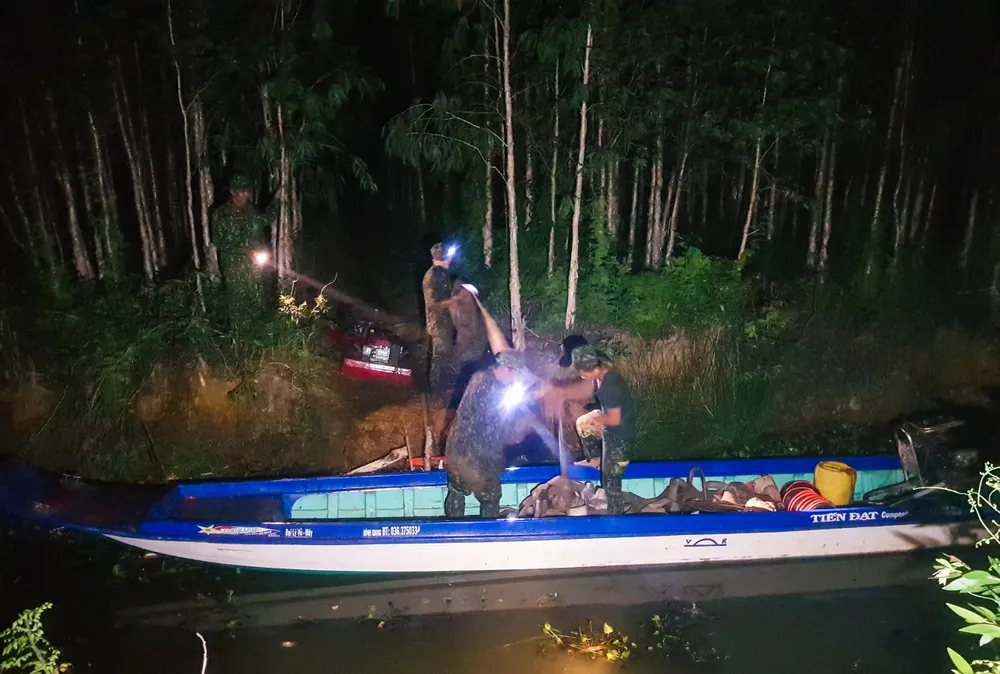 Lực lượng chức năng huy động nhiều phương tiện tham gia dập tắt đám cháy tại rừng tràm Giang Thành, Kiên Giang (3).jpg