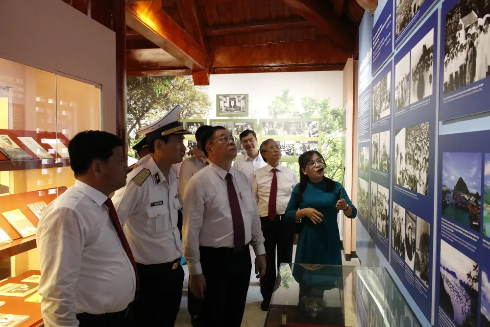 Đại biểu tham quan Khu Đền thờ, Nhà trưng bày về Chủ tịch Hồ Chí Minh bên cạnh tượng đài Chủ tịch Hồ Chí Minh(2).JPG