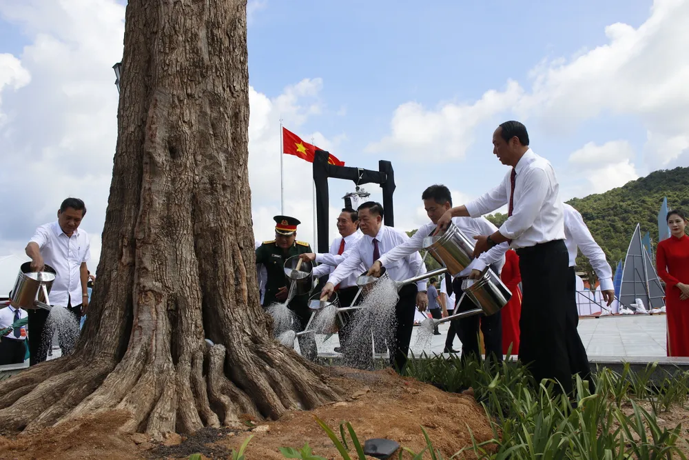 Đại biểu thực hiện nghi thức trồng cây bên cạnh công trình tượng đài Bác Hồ.JPG