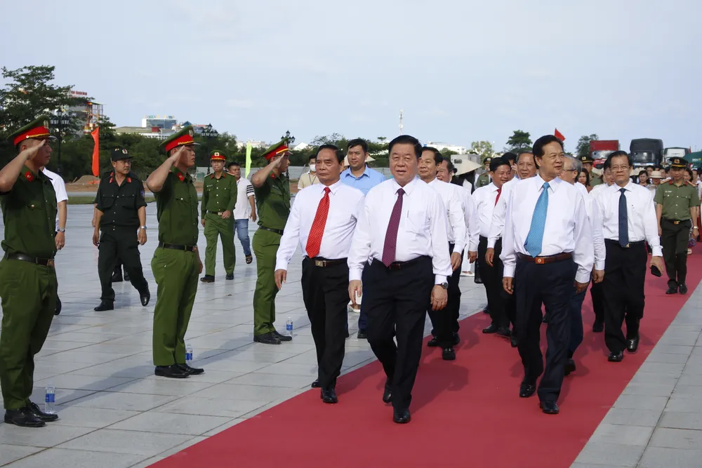 Lãnh đạo, nguyên lãnh đạo Trung ương, các Bộ, ngành và địa phương dự sự kiện khánh thành tượng đài Bác Hồ.JPG
