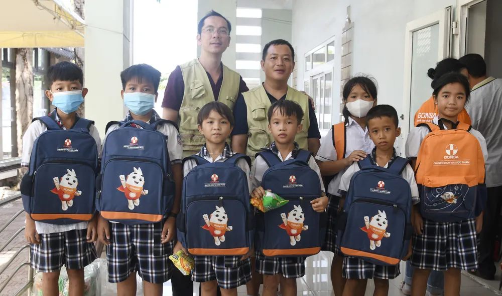 Liên chi hội Tim mạch Nhi và Tim bẩm sinh TPHCM còn trao tặng 2.000 cặp học.jpg