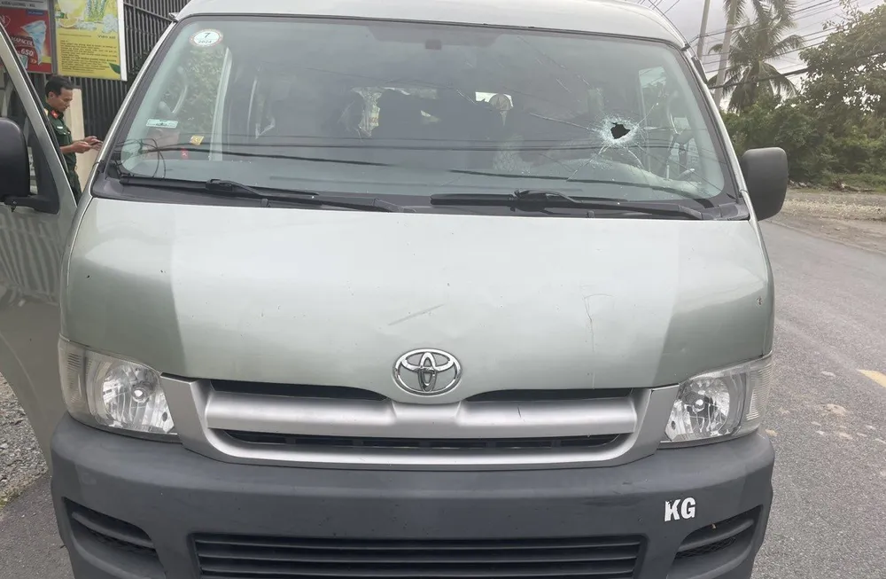 Hàng loạt ô tô bị đối tượng Mạnh ném đá.jpg