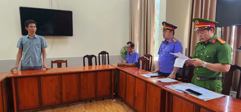 Điều tra viên tống đạt Quyết định khởi tố bị can đối với Trần Quốc Anh.jpg