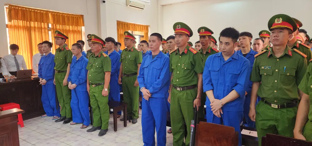 Các bị cáo trong vụ nổ súng ở Phú Quốc tại phiên xét xử phúc thẩm.jpg