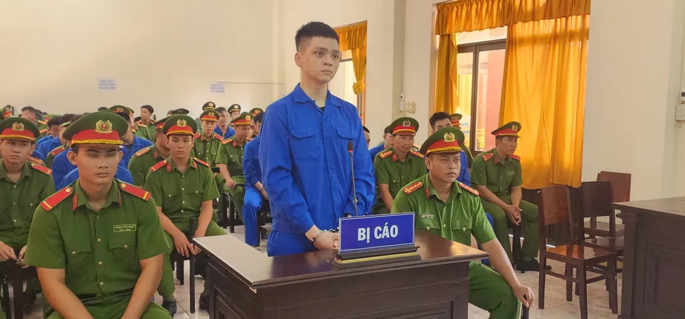 Bị cáo Đoàn Thiên Long đã bắn chết hai người, làm bị thương sáu người trong vụ nổ súng ở Phú Quốc.jpg