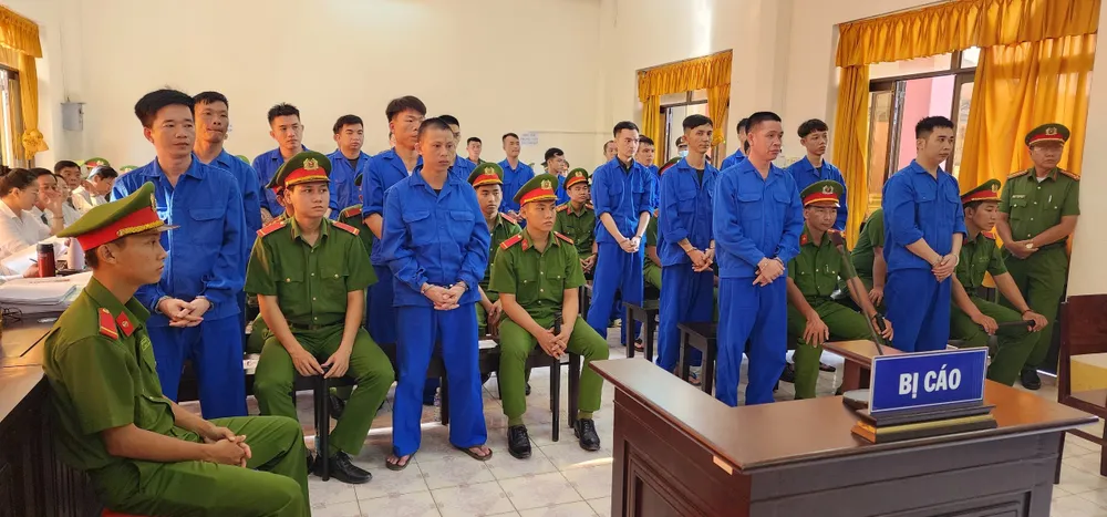 Các bị cáo nghe đề nghị mức án của Viện kiểm sát..jpg