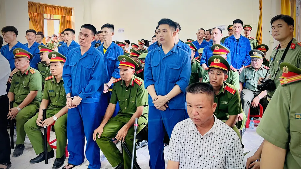 Các bị cáo chờ nghe tuyên án tại phiên tòa phúc thẩm.jpg