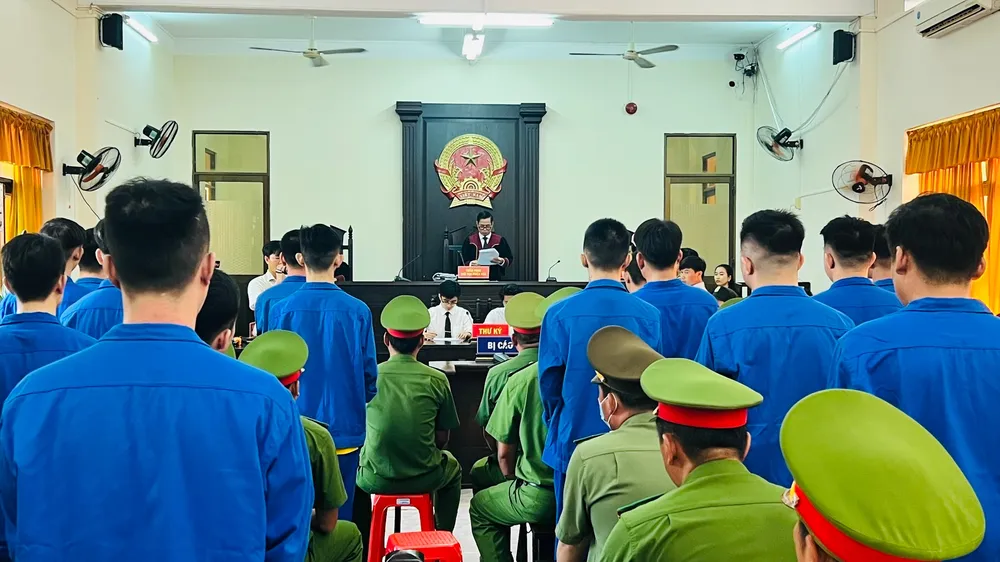 Quang cảnh phiên tòa phúc thẩm xét xử vụ 70 đối tượng tranh giành bảo kê đất ở Phú Quốc (Kiên Giang).png