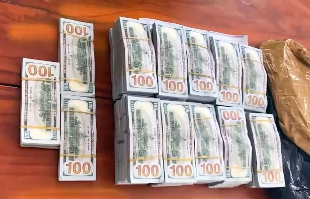 Tang vật của vụ vận chuyển tiền tệ qua biên giới.jpg